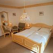 urchenhof_dreibettzimmer.jpg